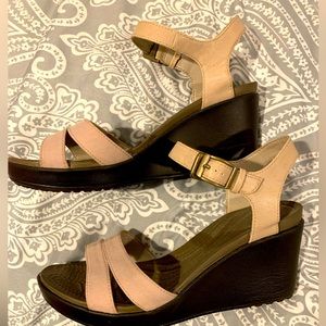 Crocs Women’s Wedge Sandals. Size 8